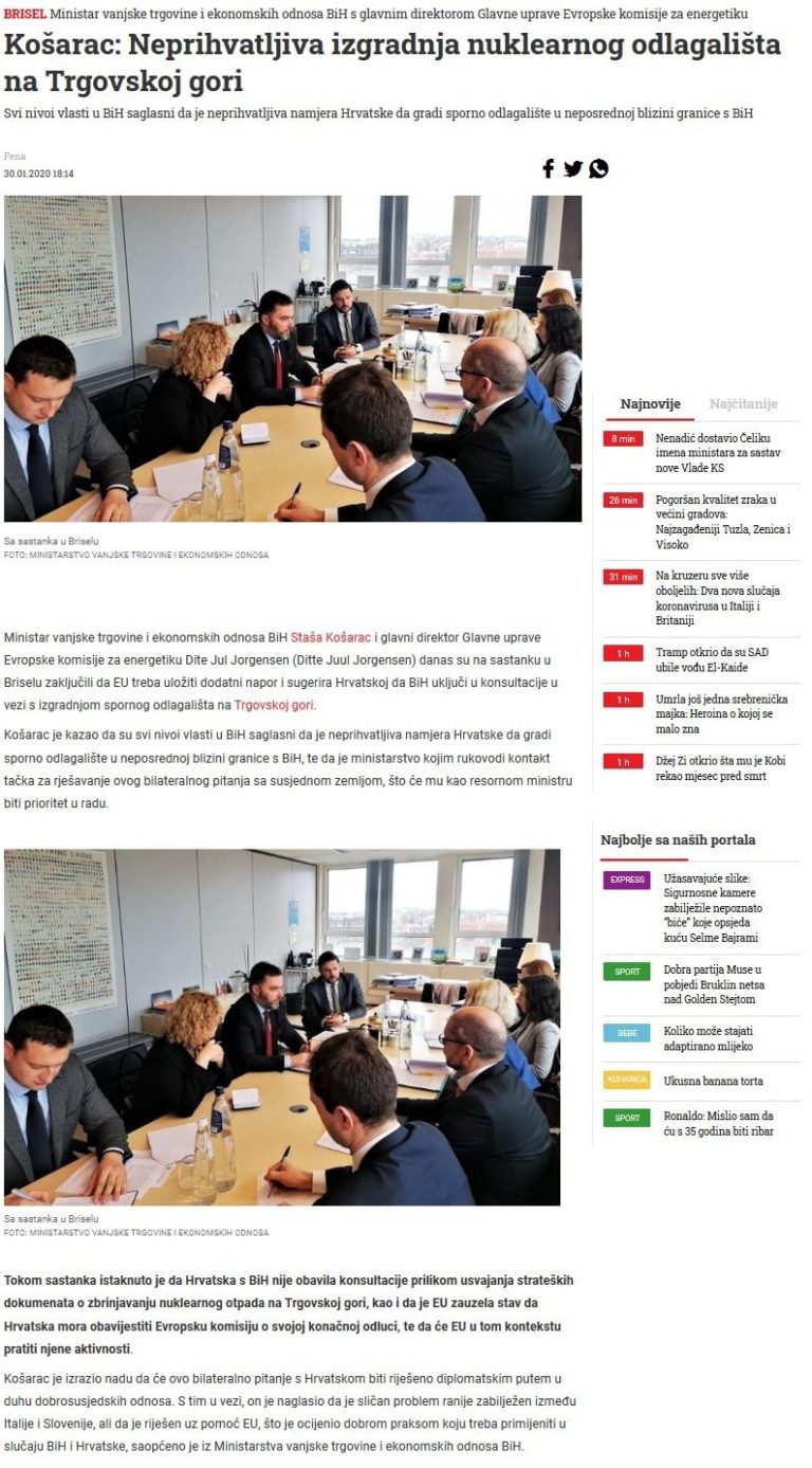 Grupa ljudi u konferencijskoj sobi raspravlja oko pravokutnog stola. Papiri, prijenosna računala i pločice s imenima razbacani su po stolu. Soba je jarko osvijetljena prirodnim svjetlom koje dolazi kroz velike prozore u pozadini. Oko slike tekst na hrvatskom jeziku.