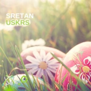 Šarena uskrsna jaja s cvjetnim dizajnom smještena su u zelenoj travi s mekom pozadinom. U gornjem lijevom uglu ispisan je tekst "Sretan Uskrs".