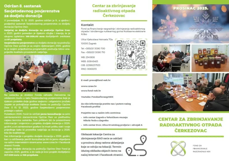 Trostruka brošura ima zeleno-narančastu shemu boja. Prikazuje fotografije ljudi na sastanku, QR kod, kontaktne podatke, blagdansku čestitku sa snježnim pahuljicama i logotip centra za radioaktivni otpad Čerkezovac.