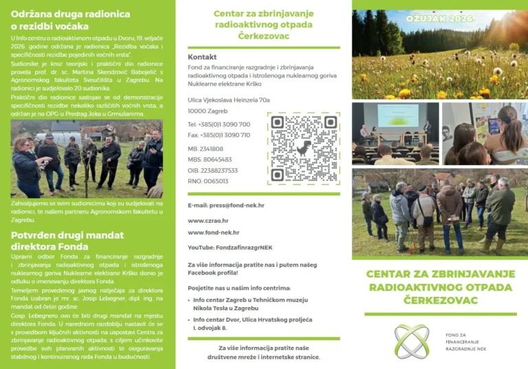Trostruka brošura na hrvatskom jeziku s fotografijama ljudi na događaju na otvorenom. Tekst govori o radionici o orezivanju voćaka, potvrđuje mandat ravnatelja i pruža kontakt podatke centra za gospodarenje radioaktivnim otpadom.